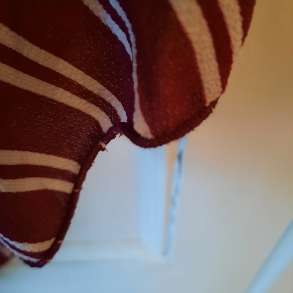 SOLD SALE BUNDLE 3 FOR 16$ Burgundy and white light top - Picture 4 of 9